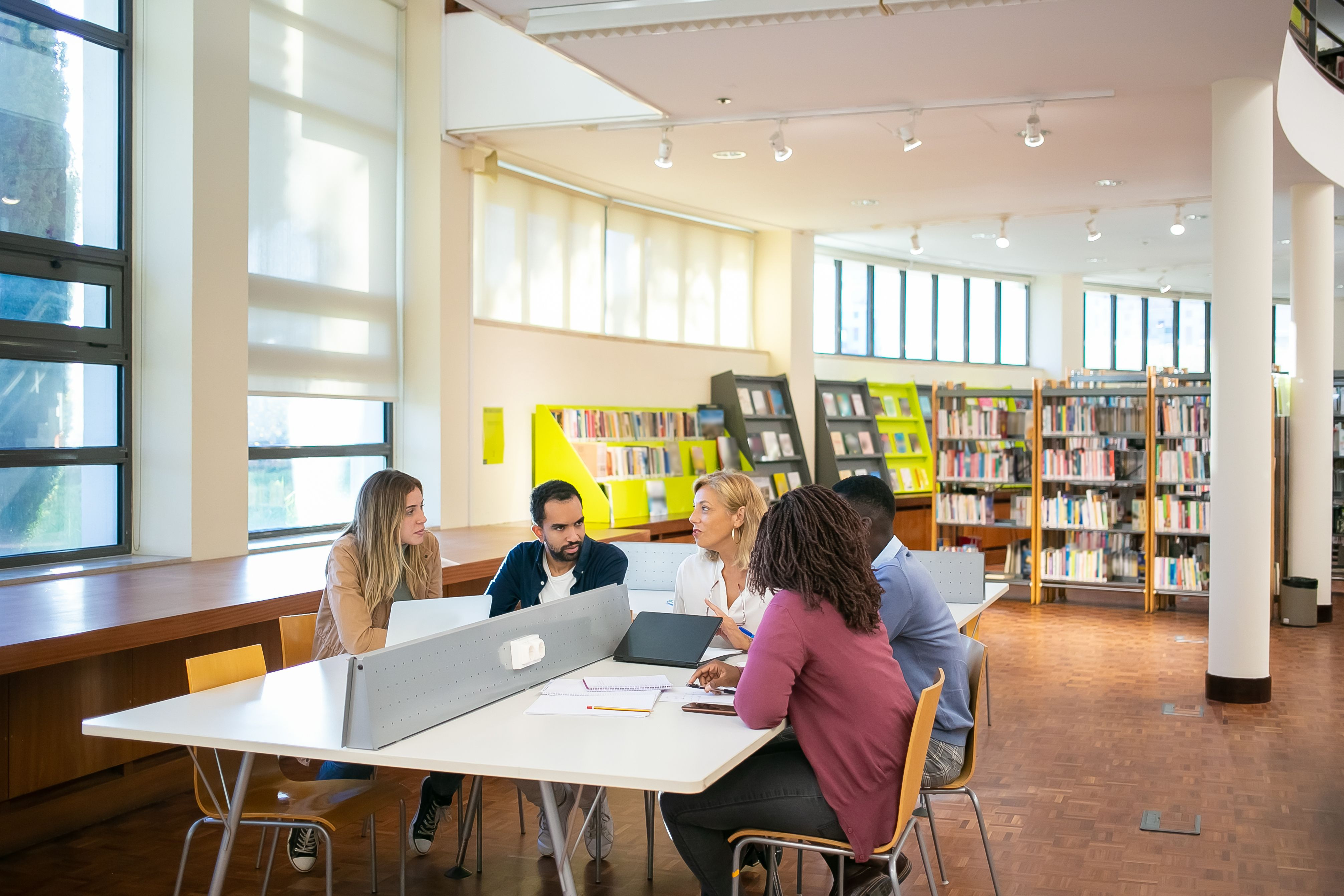 Estudiantes en el campus
